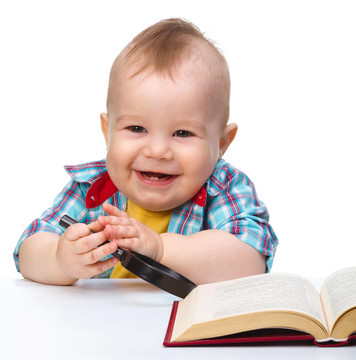 小孩子玩的書和放大鏡