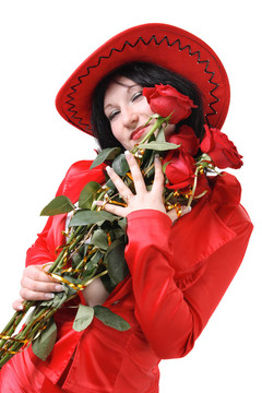 漂亮的女人穿著紅衣服；帽子和紅玫瑰在白色上