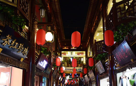 上海豫園老街一角
