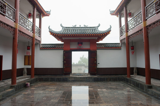 細雨中的中式仿古建筑