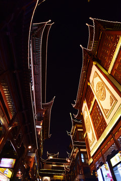 仰拍的上海豫園古建筑