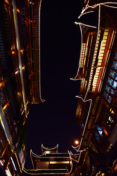 仰拍的上海豫園古建筑