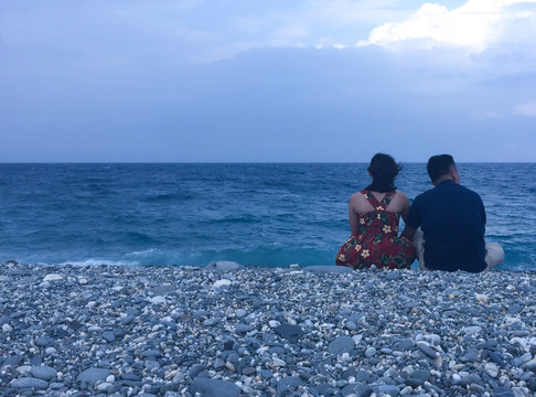 海邊的情侶
