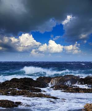 海浪破巖