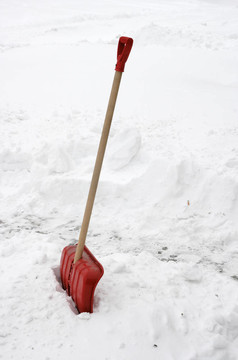 紅色的雪在大雪深埋的少年