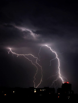 閃電雷暴；夜間多云的天空