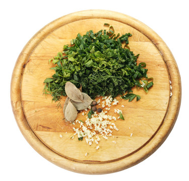 茴香；香菜；大蒜；香葉砧板上