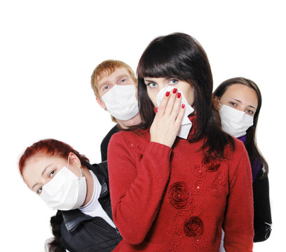 女孩患了流感，男人站在面具后