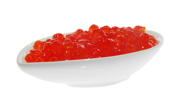 在一個(gè)白色的板紅魚子醬
