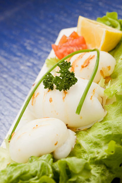 在藍(lán)色玻璃桌那兒生菜魷魚(yú)