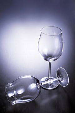 玻璃杯，并點(diǎn)燃了風(fēng)格。