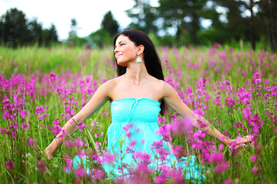 粉紅花場上的女人