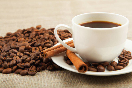 一杯有肉桂的咖啡杯