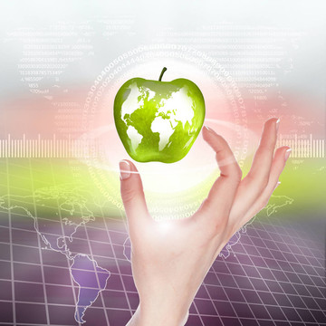 代表地球的手拿著蘋(píng)果
