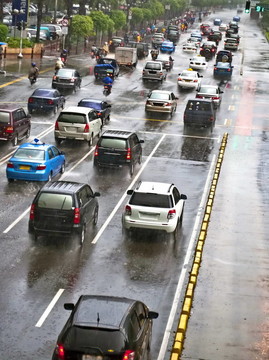下雨堵車