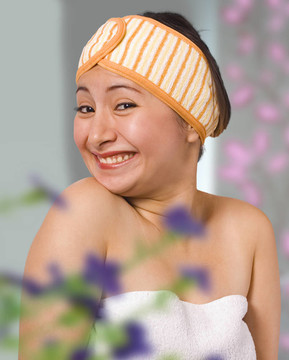 微笑的女人在臥室里穿衣服
