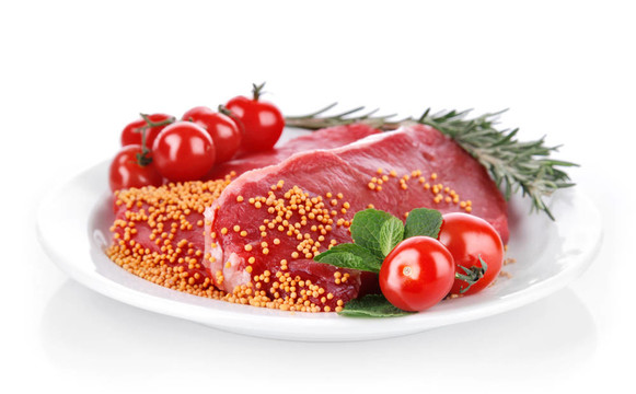 在盤子上有香料的生肉
