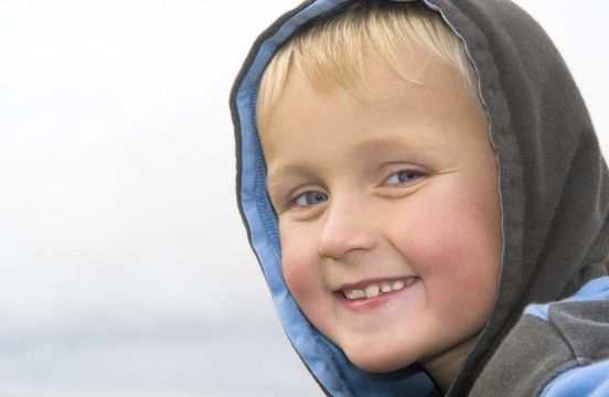可愛(ài)的微笑的7歲的男孩