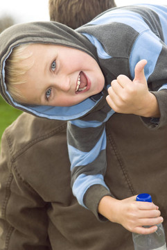 可愛的微笑的7歲的男孩