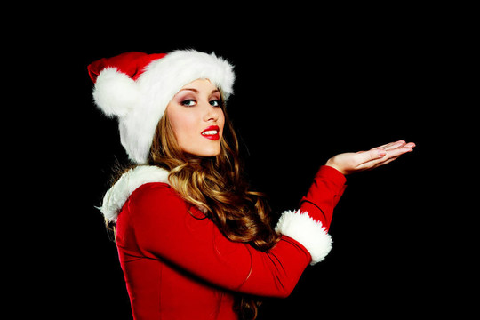 年輕的女人打扮成Santa