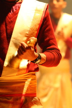 宗教儀式中的一個身份不明的印度教祭司Ganga Aarti