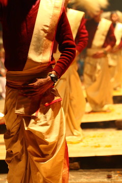 宗教儀式中的一個(gè)身份不明的印度教祭司Ganga Aarti