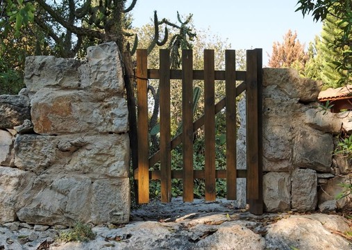 Mediterranean的房子的木制小小門(mén)或大門(mén)