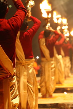 宗教儀式中的一個(gè)身份不明的印度教祭司Ganga Aarti