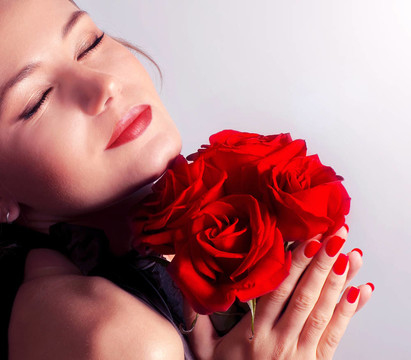 美女手捧紅玫瑰花束