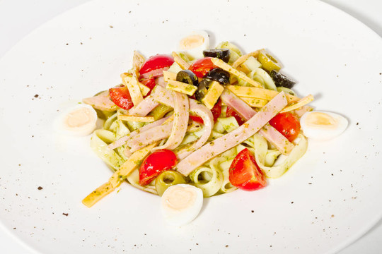 美味的面食照片（tagliatele）臘肉和西紅柿