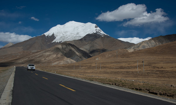 雪山下的公路
