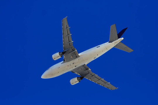 低空飛行的噴氣飛機(jī)