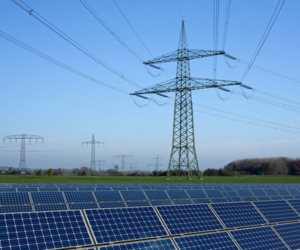 太陽能公園與電力線