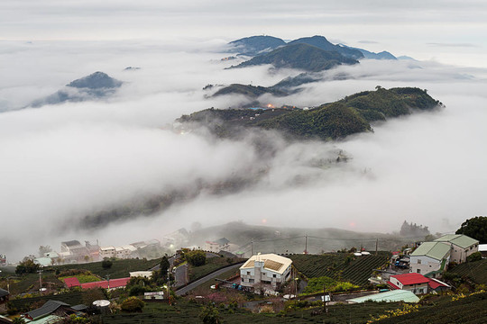 陽光與山和云