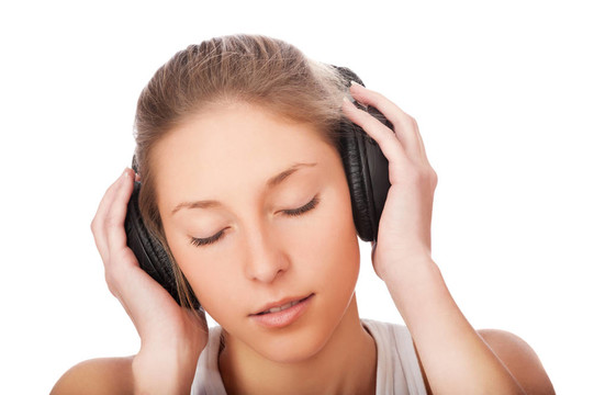 女性在白色背景下聆聽音樂