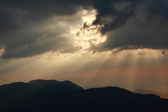 陽光和山層
