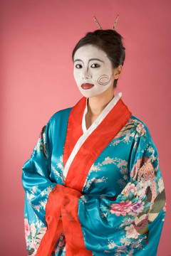 藝妓的亞洲女子facepaint在浴衣（和服）