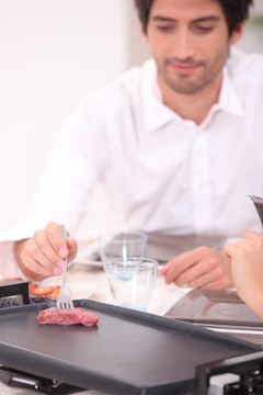 男人做飯?jiān)谧烂鎝lancha