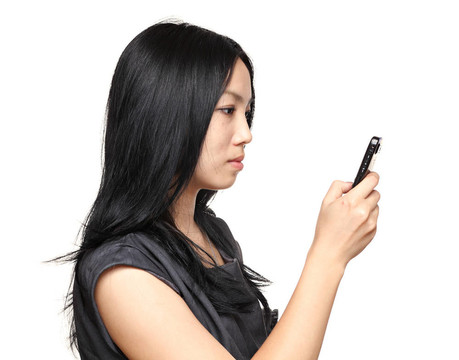 女孩在手機上閱讀短信