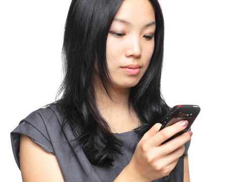 女孩在手機上讀短信