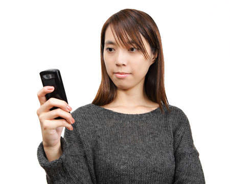 女孩在手機(jī)上閱讀短信
