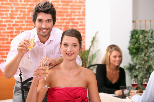 夫婦拿著香檳酒杯在餐廳