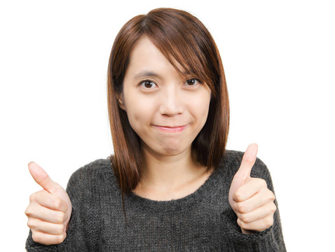微笑的女人豎起大拇指
