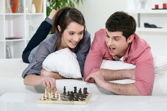 一對青少年下棋。
