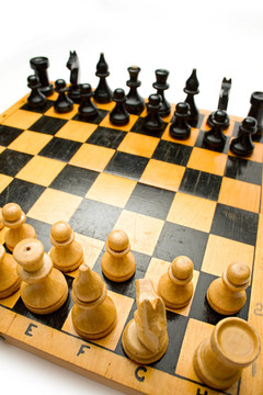 木制棋盤和棋子
