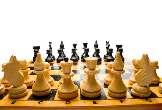 木制棋盤和棋子