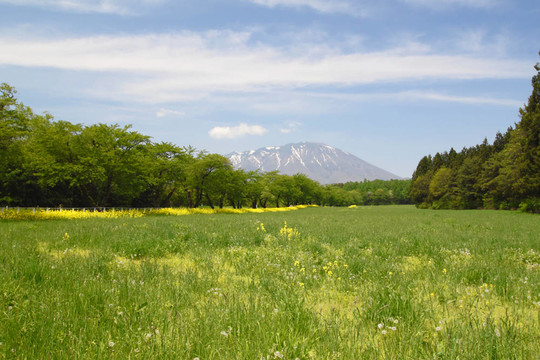 巖手山和湛藍(lán)的天空