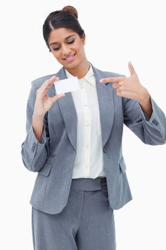 微笑的女店主指著空白名片