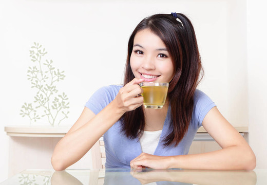美女放松喝茶與家中背景；模特是亞洲美女