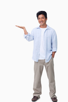 微笑的男人握著他的手掌